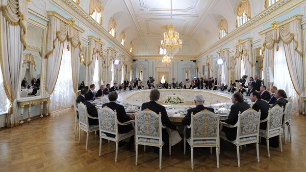  Russian President Vladimir Putin, 3rd from left, meets with members of the International Expert Council of the Russian Direct Investment Fund (RDIF) and representatives of the world investment community at a working lunch on the second day of the St. Petersburg International Economic Forum (SPIEF) in the Konstantinov Palace in St. Petersburg - Sputnik International