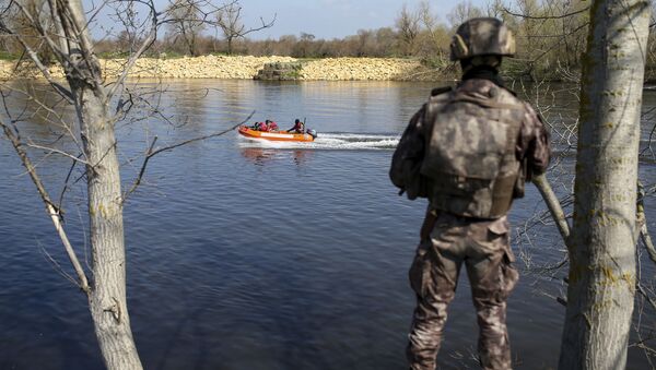 Turkish special forces team patrol on a speed boat along the Maritsa river at the Turkish-Greek border near Karpuzlu village, in Edirne region, Turkey, Wednesday, March 11, 2020 - Sputnik International