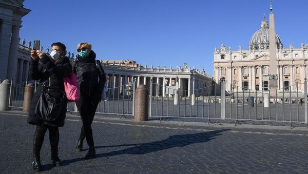 Women take a selfie in front of an empty St. Peter's Square, on the third day of an unprecedented lockdown across of all Italy imposed to slow the outbreak of coronavirus, as seen from Rome, Italy, March 12, 2020 - Sputnik International