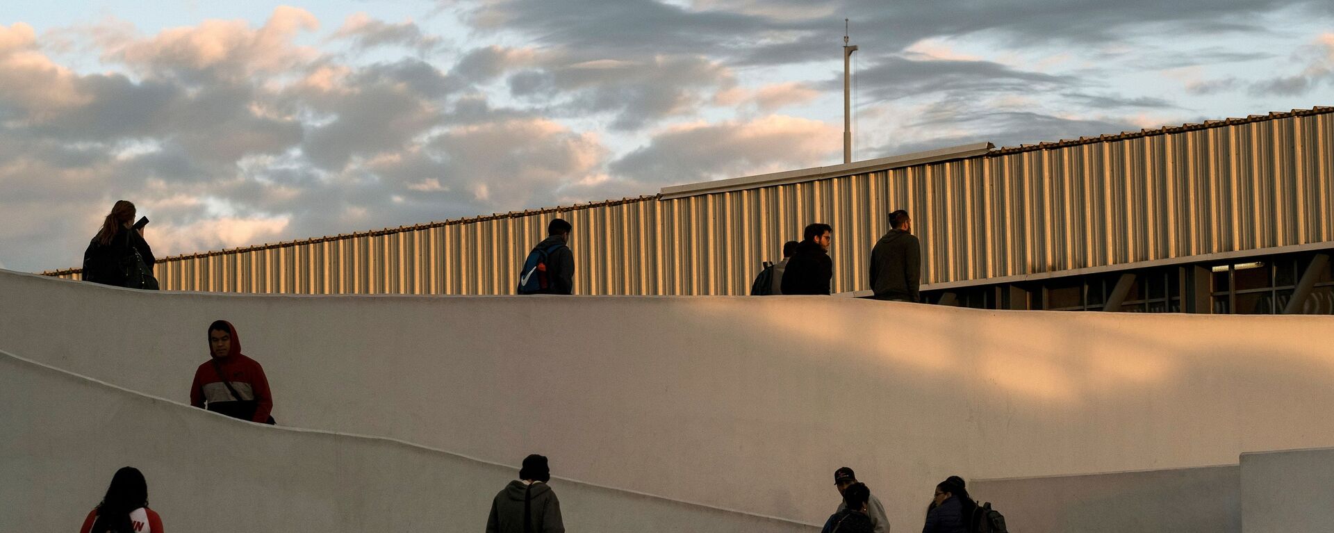 People walk towards to the United States at El Chaparral crossing port on the US/Mexico Border in Tijuana, Baja California state, Mexico, on February 29, 2020 - Sputnik International, 1920, 12.03.2020