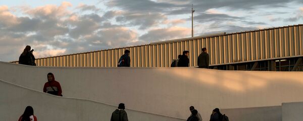 People walk towards to the United States at El Chaparral crossing port on the US/Mexico Border in Tijuana, Baja California state, Mexico, on February 29, 2020 People walk towards to the United States at El Chaparral crossing port on the US/Mexico Border in Tijuana, Baja California state, Mexico, on February 29, 2020 - Sputnik International
