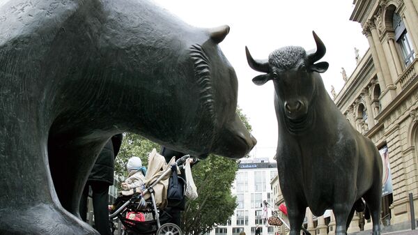 A bull and bear sculpture is seen in front of the German stock market in Frankfurt, central Germany - Sputnik International
