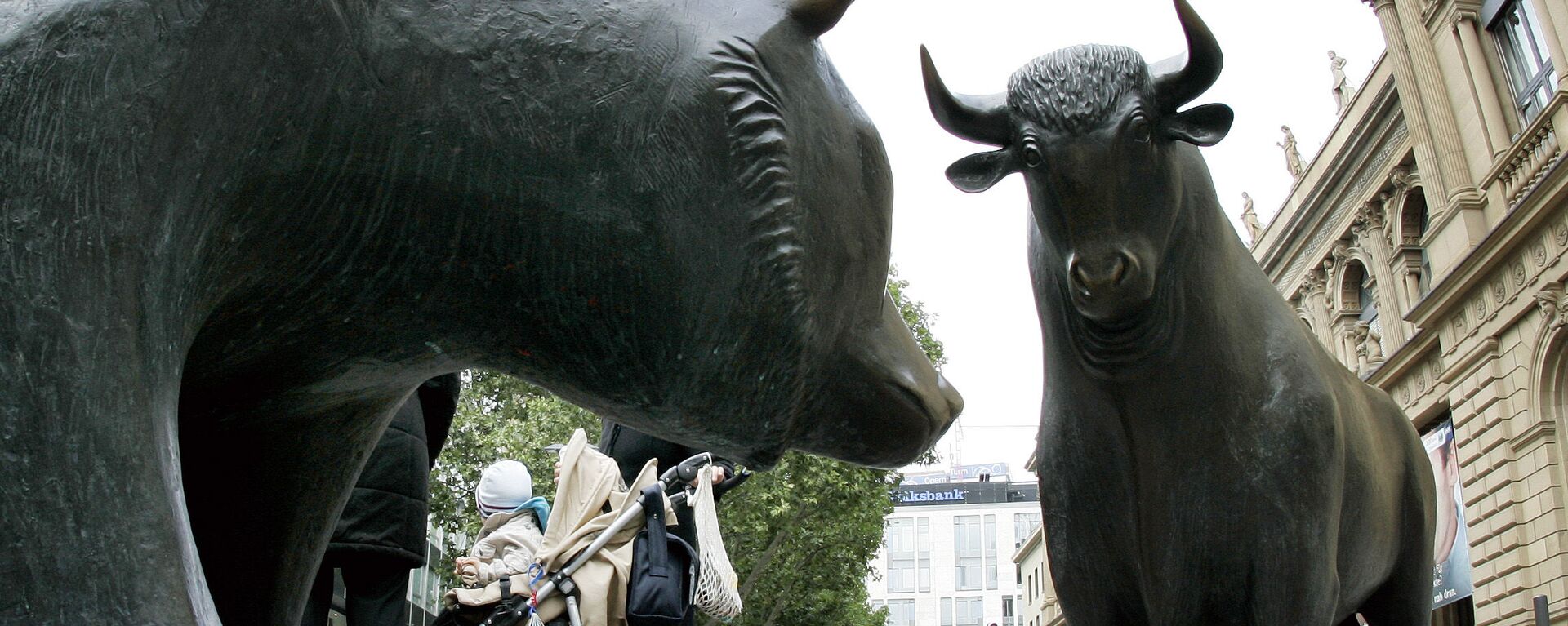 A bull and bear sculpture is seen in front of the German stock market in Frankfurt, central Germany - Sputnik International, 1920, 30.01.2023