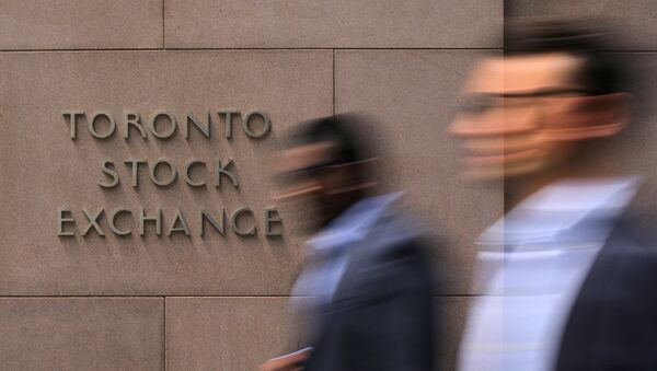 Businessmen pass the Toronto Stock Exchange sing in Toronto, Ontario, Canada July 6, 2017. - Sputnik International