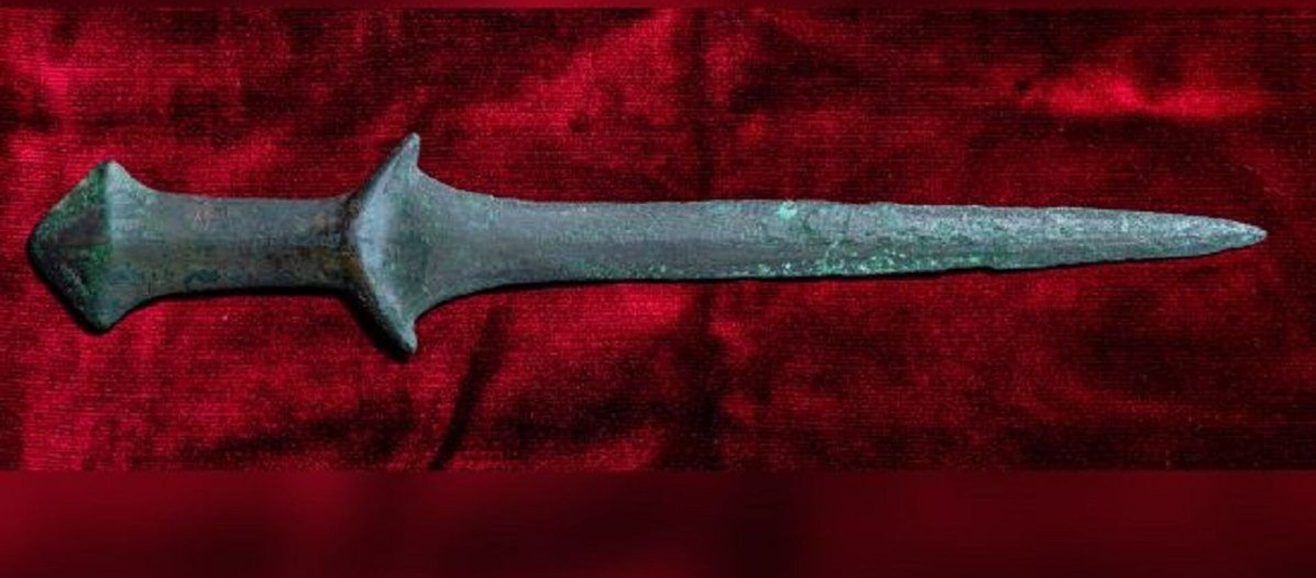 The sword was mistakenly thought to be medieval. It is now thought to come from eastern Anatolia and to be about 5000 years-old – one of the oldest swords ever found - Sputnik International, 1920, 20.06.2021