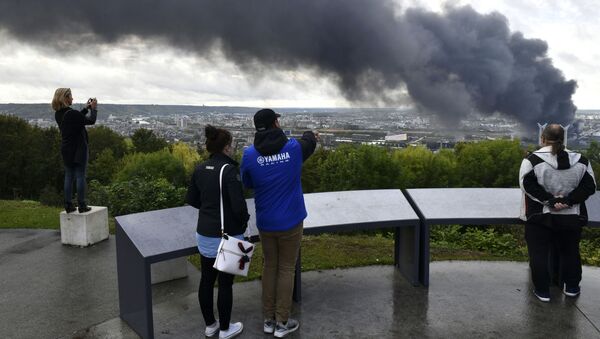 People watch black smoke rising after a fire broke at a chemical plant in Rouen, Normandy, Thursday, Sept.26, 2019 - Sputnik International