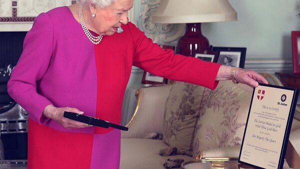 Queen Elizabeth Allegedly Holding a Pistol in Her Hand - Sputnik International