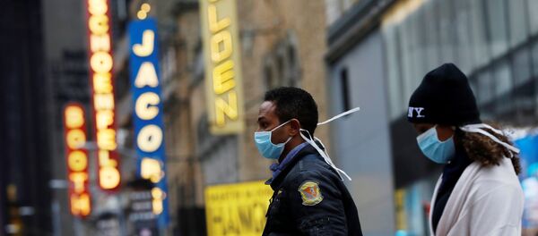 People in surgical masks walk through Manhattan's Broadway Theatre district - Sputnik International