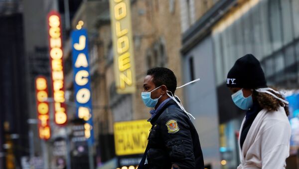 People in surgical masks walk through Manhattan's Broadway Theatre district - Sputnik International