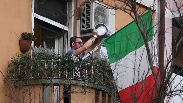 A man, next to an Italian flag, takes part in a flash mob to raise morale - Sputnik International
