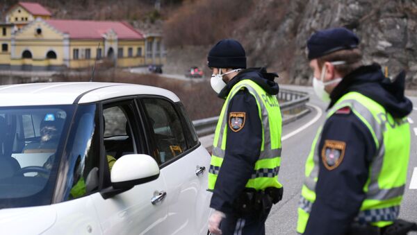 Austrian police officers inform drivers about the quarantine of Paznaun valley - Sputnik International