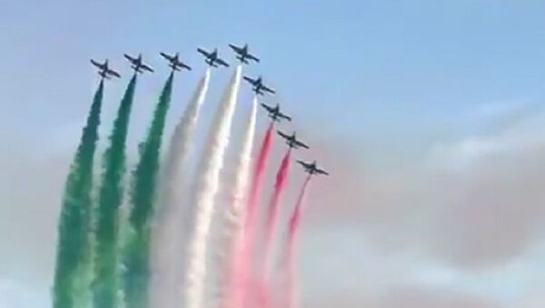 The Italian Air Force played Pavarotti singing Nessun Dorma as they put on an air show to lift the spirits of their nation - Sputnik International