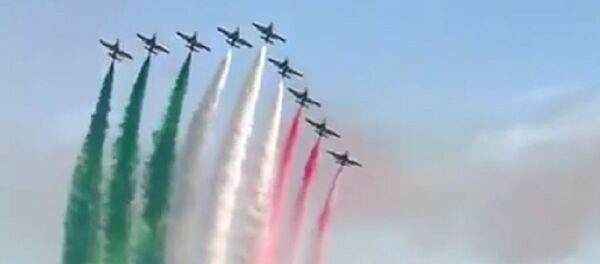 The Italian Air Force played Pavarotti singing Nessun Dorma as they put on an air show to lift the spirits of their nation - Sputnik International