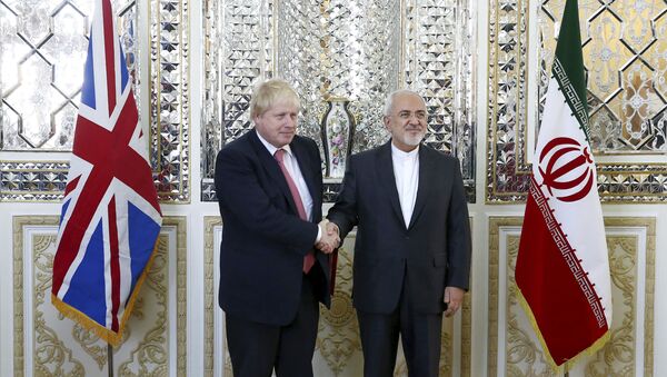 Iranian Foreign Minister Mohammad Javad Zarif, right, and his British counterpart Boris Johnson, shake hands as they pose for media prior to talks in Tehran, Iran, Saturday, Dec. 9, 2017 - Sputnik International