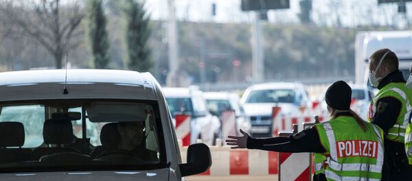 German policemen control motorists trying to cross the Swiss-German border on 16 March 2020, in Weil am Rhein near Basel. - Germany  has reintroduced border controls with France, Austria, Switzerland, Luxemburg and Denmark from March 16, 2020 due to the coronavirus crisis, interior minister Horst Seehofer said the day before. - Sputnik International
