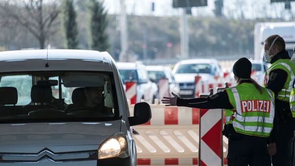 German policemen control motorists trying to cross the Swiss-German border on 16 March 2020, in Weil am Rhein near Basel. - Germany  has reintroduced border controls with France, Austria, Switzerland, Luxemburg and Denmark from March 16, 2020 due to the coronavirus crisis, interior minister Horst Seehofer said the day before. - Sputnik International