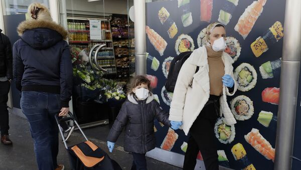 A woman and her daughter wearing masks in London because of the coronavirus outbreak - Sputnik International