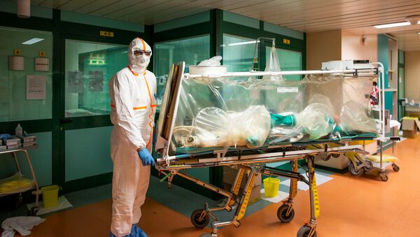 Medical workers in protective suits transfer a coronavirus patient from the intensive care unit of the Gemelli Hospital to the Columbus Covid Hospital, which has been assigned as one of the new coronavirus treatment hospitals in Rome, Italy, March 16, 2020 - Sputnik International
