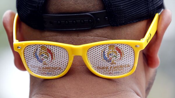 A Colombia fan wears  COPA America 2016 logo glass before a Copa America semifinal soccer match between Colombia and Chile at Soldier Field in Chicago, Wednesday, 22 June 2016 - Sputnik International