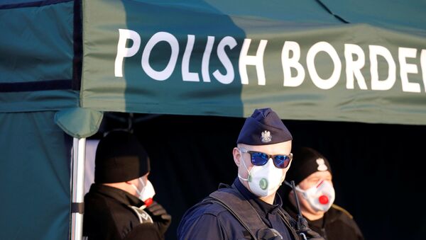 A police officer wearing a protective face mask stands at the border between Germany and Poland in Frankfurt/Oder, Germany March 17, 2020.   - Sputnik International