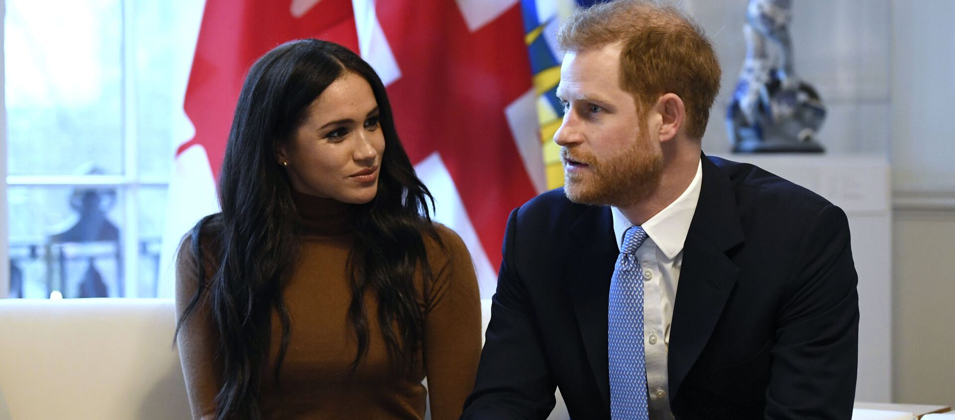 Britain's Prince Harry and Meghan, Duchess of Sussex gesture during their visit to Canada House, thanking the warm Canadian hospitality and support they received during their recent stay in Canada, in London, 7 January 2020 - Sputnik International, 1920, 23.03.2021