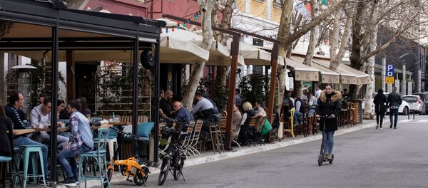 People enjoy warm weather despite health ministry ban on public gatherings due to coronavirus (COVID-19) spread in Podgorica, Montenegro March 14, 2020 - Sputnik International