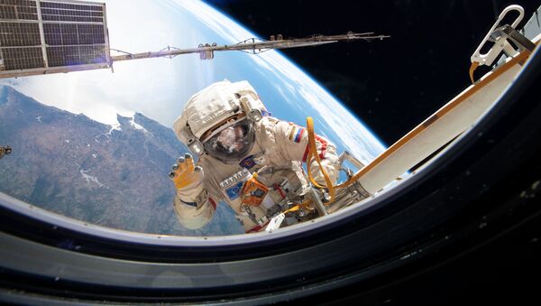 Российский космонавт во время выхода в открытый космос - Sputnik International