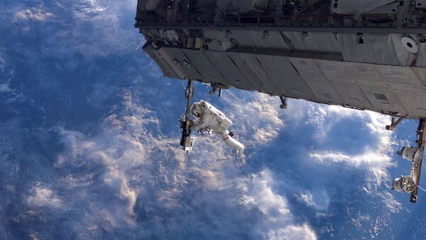 Американский астронавт Роберт Ли Кербим во время выхода в открытый космос  - Sputnik International