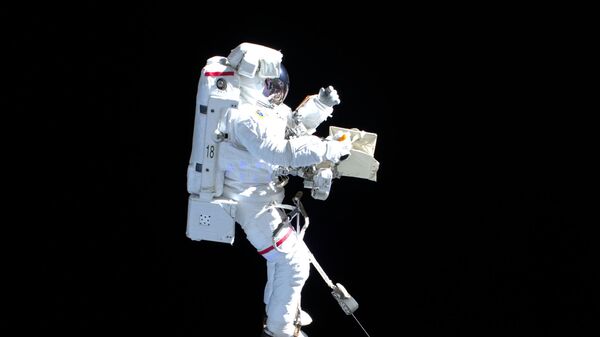 Итальянский астронавт Лука Пармитано во время выхода в открытый космос - Sputnik International