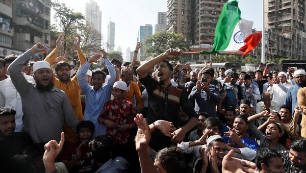 Demonstrators block a road during a protest against Mumbai police after they allegedly manhandled protestors at a sit in protest against a new citizenship law in Mumbai, India, March 6, 2020 - Sputnik International