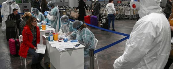 Russian officials and medical staff at Sheremetyevo International Airport outside Moscow - Sputnik International