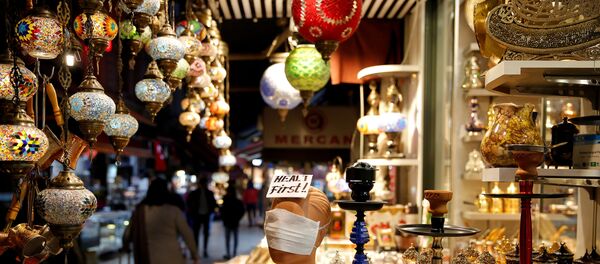 A protective face mask is placed on a mannequin at a souvenir shop, amid coronavirus disease (COVID-19) concerns, in central Istanbul, Turkey, March 17, 2020 - Sputnik International