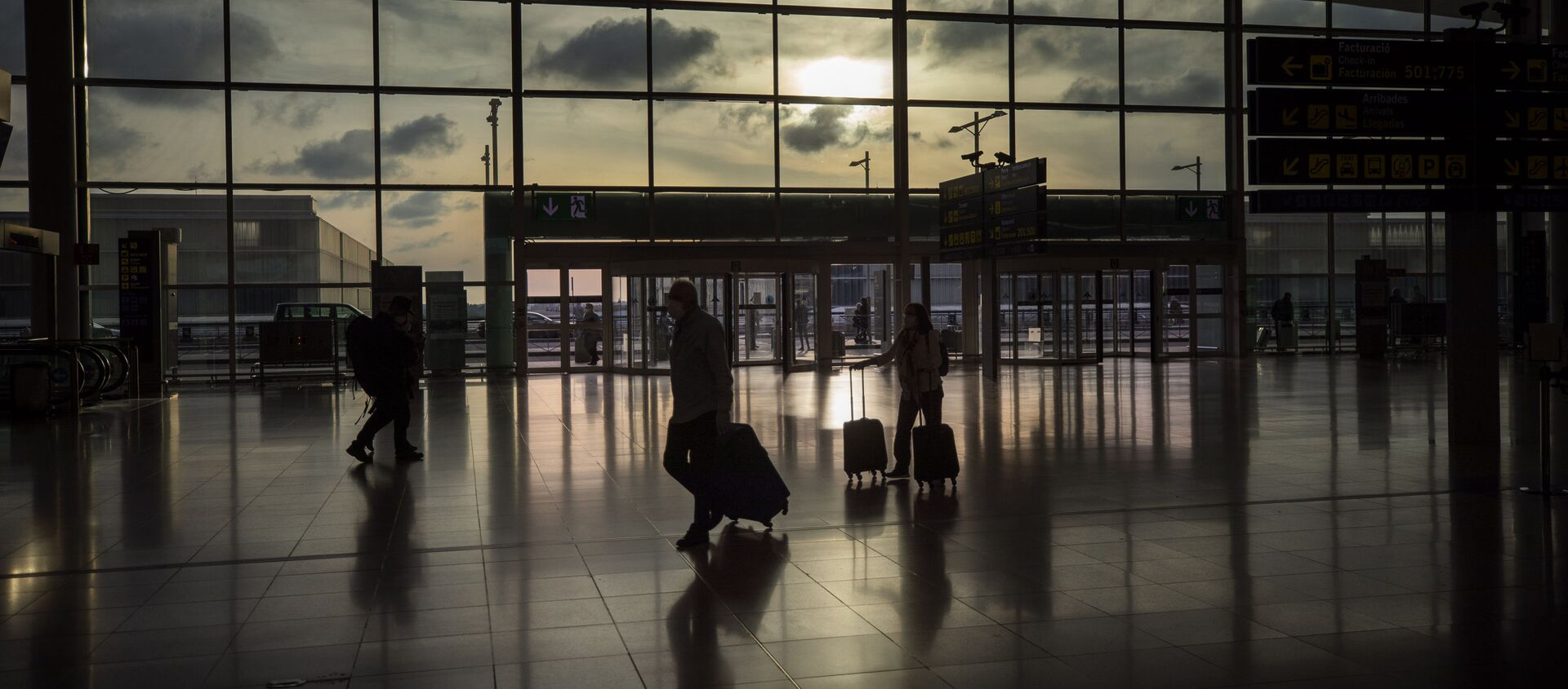 Passengers walk in an empty terminal at the airport of Barcelona, Spain, Thursday, March 19, 2020 - Sputnik International, 1920, 23.05.2020