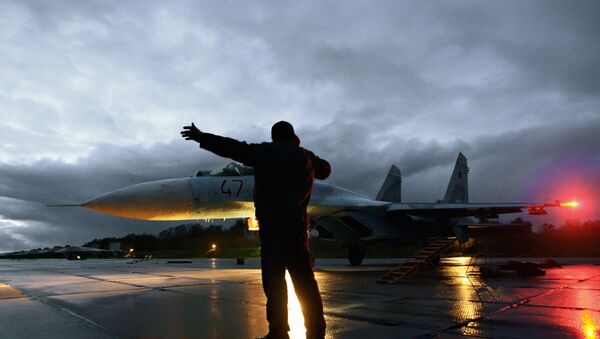 Military technician gives the go-ahead for the take-off of a Su-27 fighter jet - Sputnik International