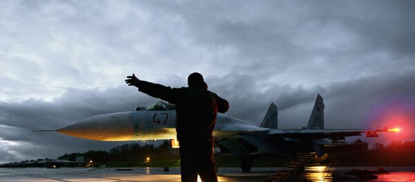 Military technician gives the go-ahead for the take-off of a Su-27 fighter jet - Sputnik International
