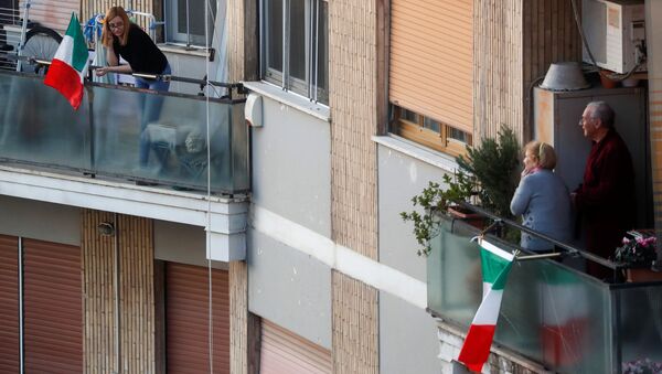 Люди на балконах во время карантина в Риме - Sputnik International