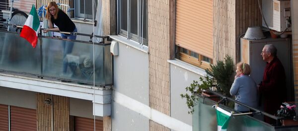 Люди на балконах во время карантина в Риме - Sputnik International