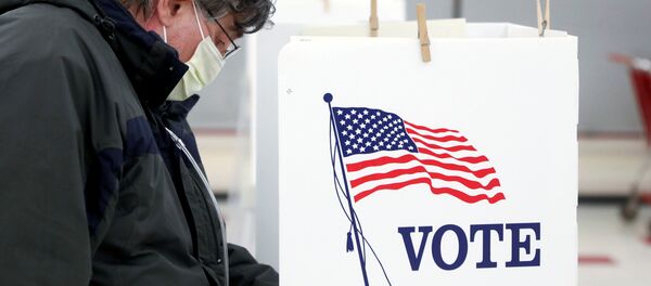 Voter Fred Hoffman fills out his ballot during the primary election in Ottawa, Illinois, U.S., March 17, 2020. The polling station was relocated from a nearby nursing home to a former supermarket due to concerns over the outbreak of coronavirus disease (COVID-19).  - Sputnik International