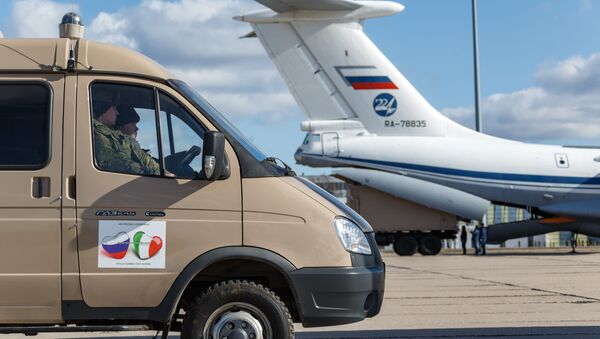 A car with medical equipment intended for shipment to Italy to combat the COVID-19 virus during loading into the military transport aircraft Il-76 MD - Sputnik International