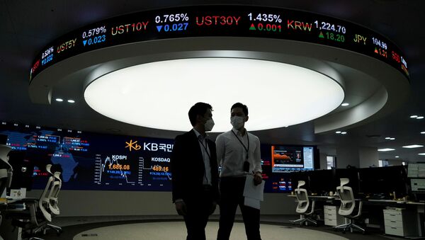 Currency dealers walk past an electronic board showing the Korea Composite Stock Price Index (KOSPI) at a dealing room of a bank in Seoul, South Korea, March 13, 2020 - Sputnik International