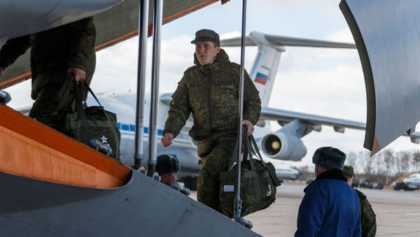 Russian servicemen get on board an Ilyushin Il-76 - Sputnik International