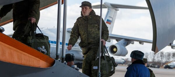 Военнослужащие во время посадки в самолет ВКС России Ил-76 МД - Sputnik International