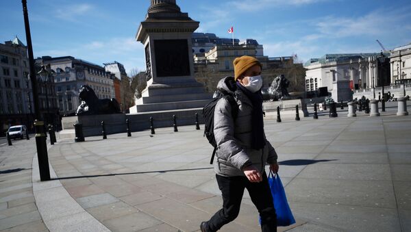 A man wears a mask in Trafalgar Square as the spread of the coronavirus disease (COVID-19) continues, in London, Britain, March 23, 2020 - Sputnik International