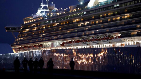 Workers walk past the coronavirus-hit cruise ship Diamond Princess as they leave the Yokohama Port, south of Tokyo, Japan February 21, 2020 - Sputnik International
