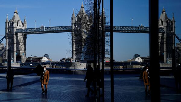 A man wears a mask infront of Tower Bridge - Sputnik International