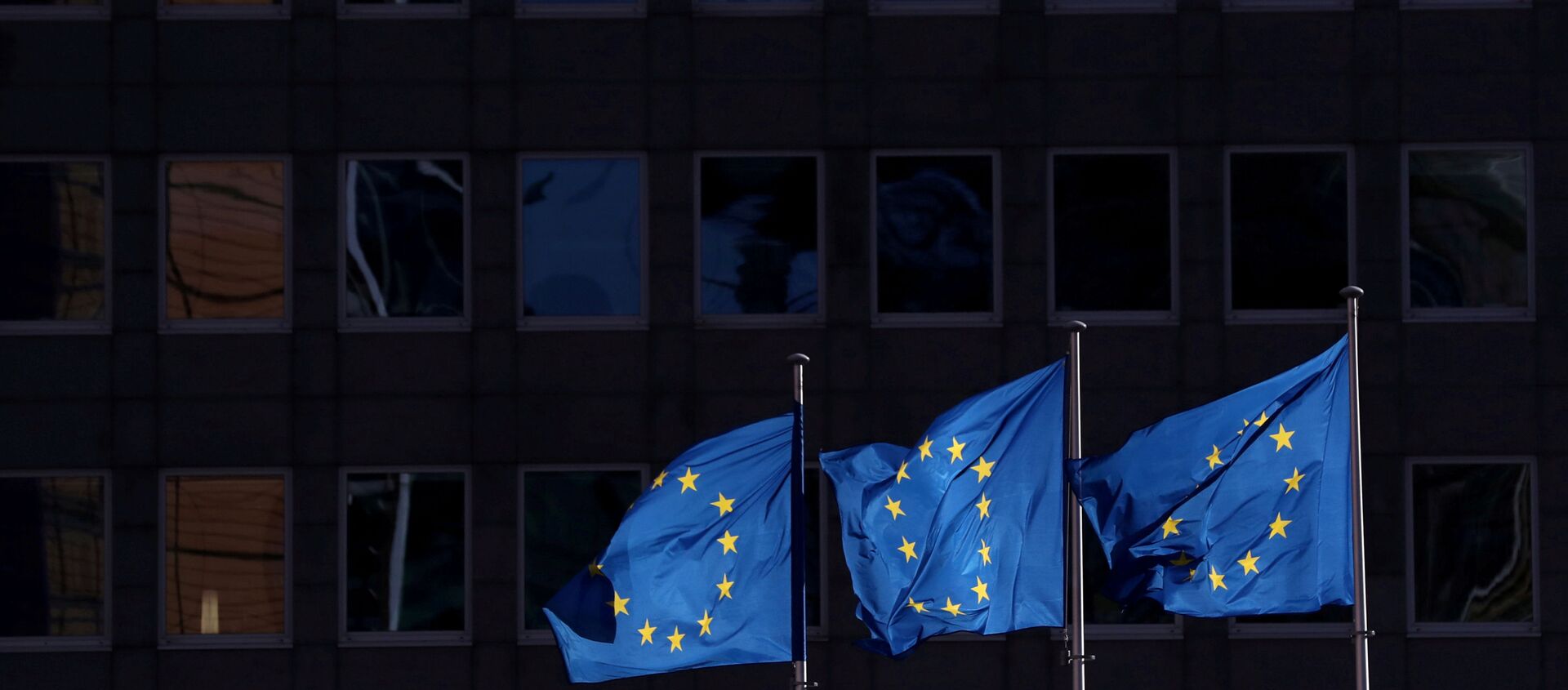 European Union flags fly outside the European Commission headquarters in Brussels, Belgium, February 19, 2020. - Sputnik International, 1920, 24.03.2020