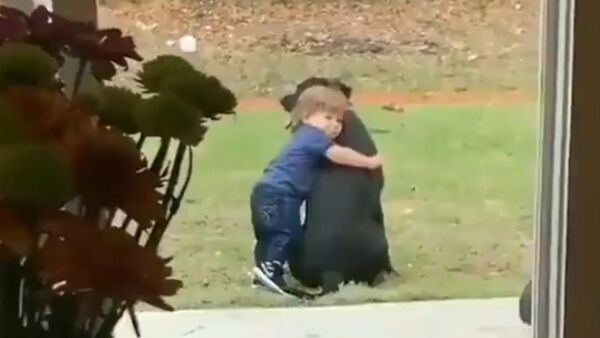 Comfort Pals: Toddler Hugs His Dog While Staying Home  - Sputnik International