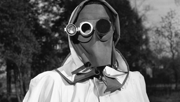 A face mask recommended by a West German federal civil defense study group as protection against radioactive fallout in Hamburg, Germany, April 24, 1957. - Sputnik International