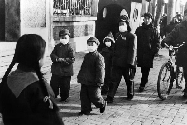 Picture taken in November 1954 in Beijing showing children wearing a mask.  - Sputnik International