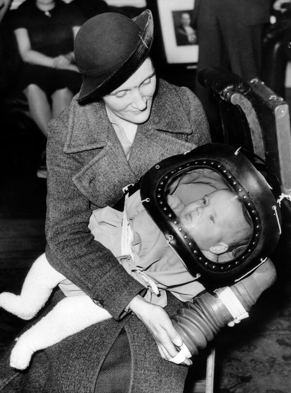 The British government’s new gas mask for babies under two, technically known as a baby helmet, was demonstrated for the first time on March 13, 1939, at the Holborn Town Hall in London.  - Sputnik International